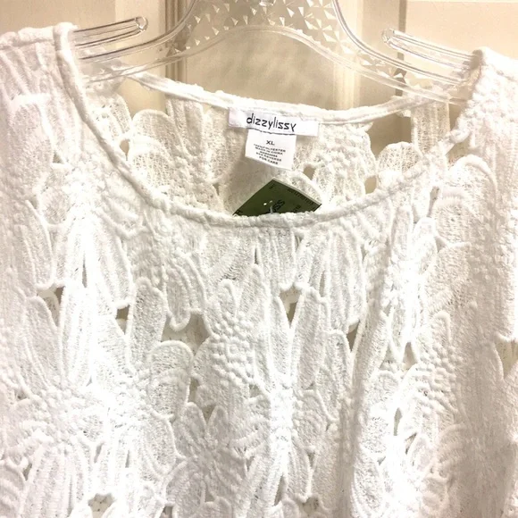 ‘NWT’ FLORAL CUT-OUT WHITE TOP - Picture 6 of 8